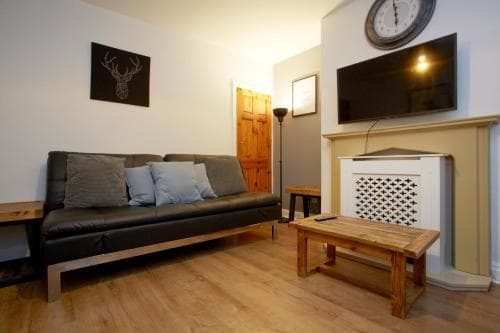 Spacious Stylish Townhouse Image 3