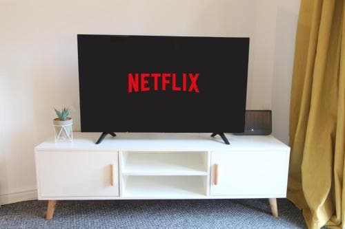 Central, Stylish 2-bed Apartment, with allocated parking Image 3