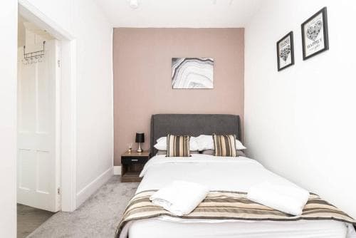 The Queen Vic - Near the Racecourse Image 2