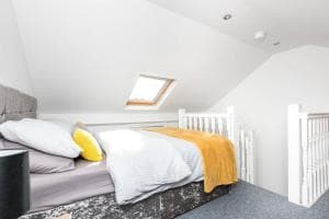 The Queen Vic - Near the Racecourse Image 1