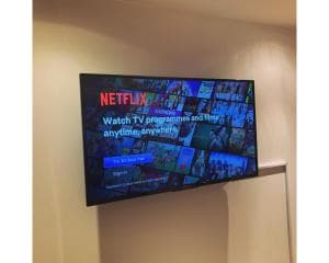 Modern Deluxe Leeds Dock Apartment Free Parking Image 3