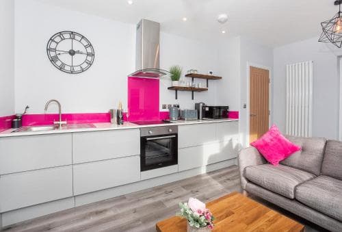 The Luxury Potting Shed with Free Parking! Image 3