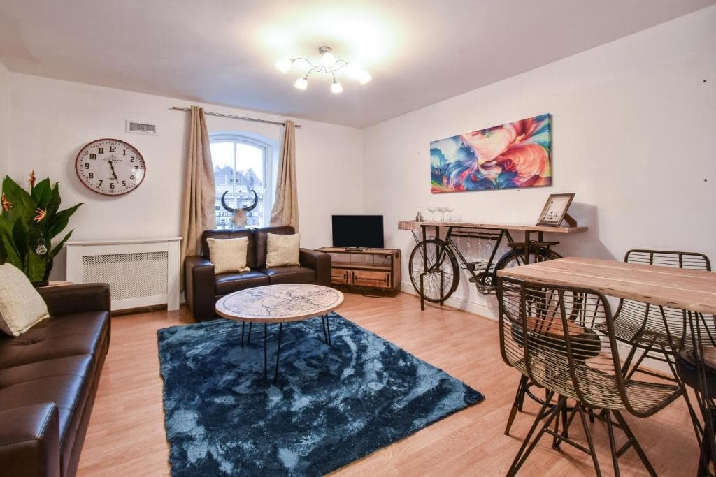 Riverside Apartment at Woodsmill Quay Image 1