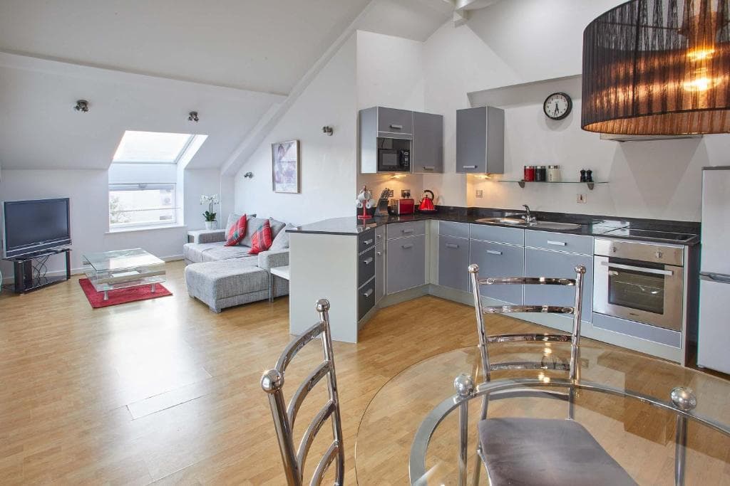 Host & Stay - No 7 Regent House Image 1