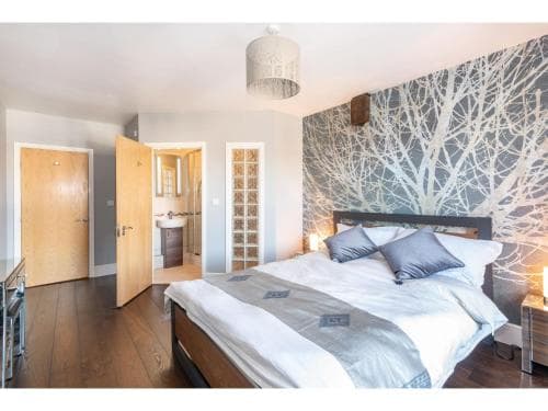 Waterfront 2 Bed, 2 Bath York City Centre Apartment with Parking Image 2