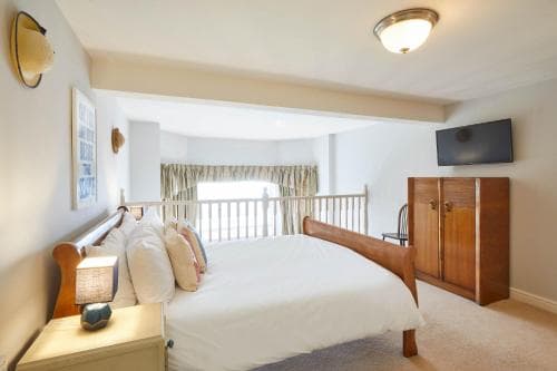 Host & Stay - Mary Lyth Image 5