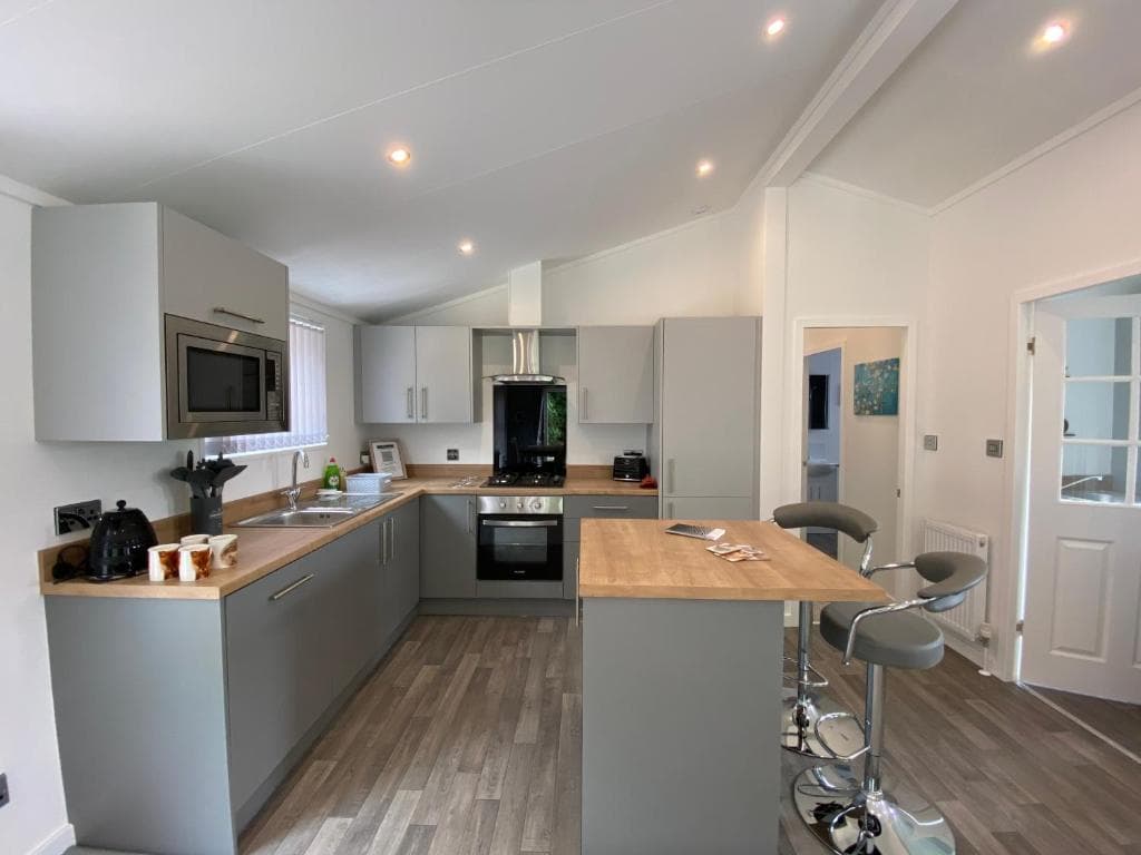 Fox Lodge at Owlet Hideaway - with Hot Tub, Near York Image 1