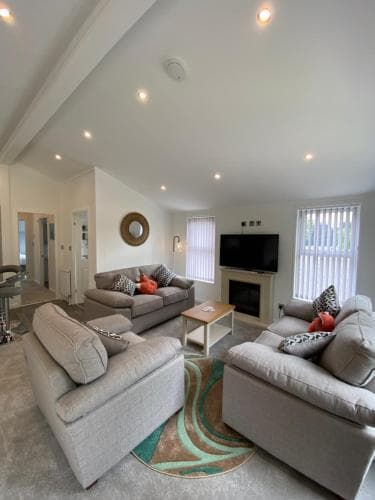 Fox Lodge at Owlet Hideaway - with Hot Tub, Near York Image 3