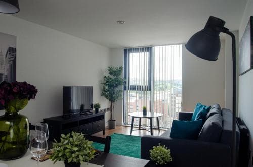 Sleeps up to 6, single beds available with perfect city centre location for work or leisure, Amazing city views! Image 3