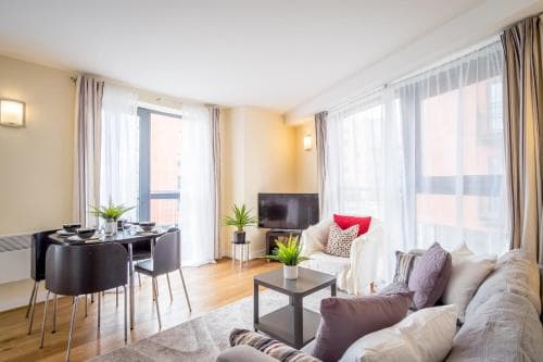 Stylish City 2 Bed, 2 Bath, FREE PARKING & WiFi Image 3