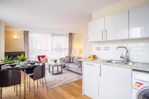 Stylish City 2 Bed, 2 Bath, FREE PARKING & WiFi Image 2