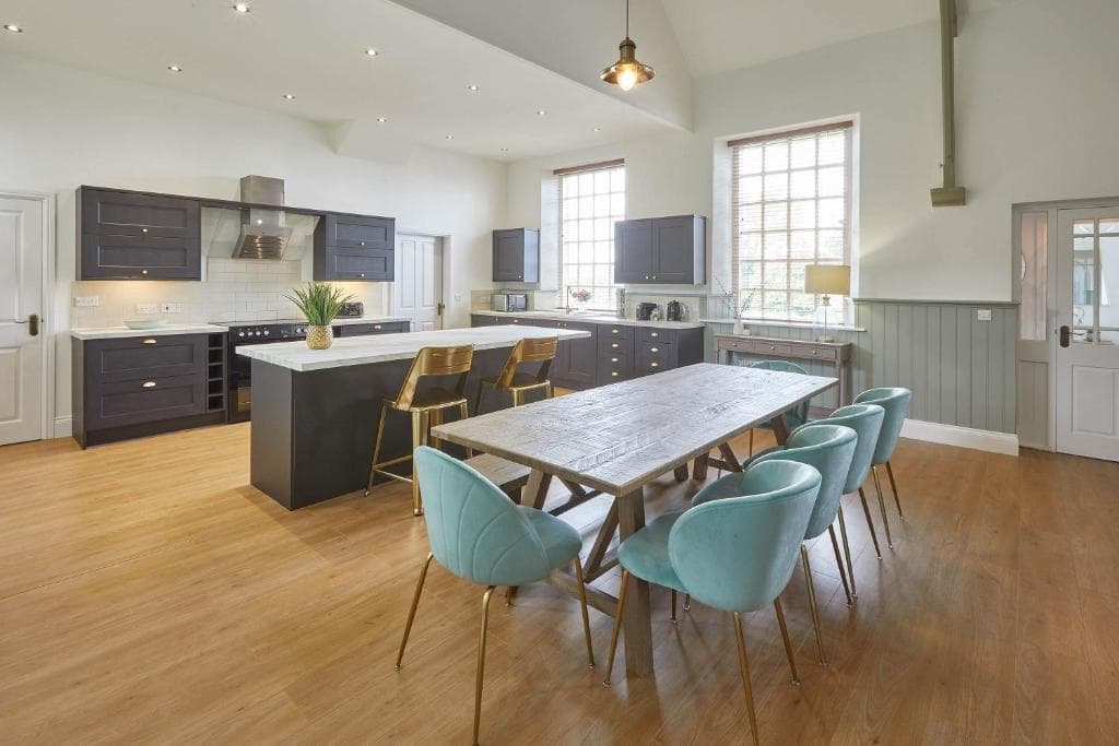 Host & Stay - Dunsley Chapel Image 3