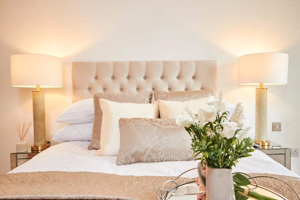 Deluxe Leeds City Centre Apt with Balcony View and Free Parking Image 1