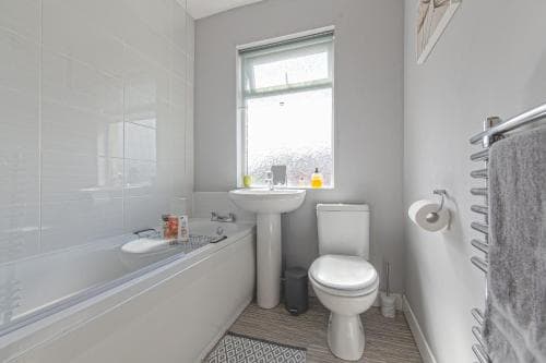 Bright and Modern Home 4 beds CCTV Parking Image 1