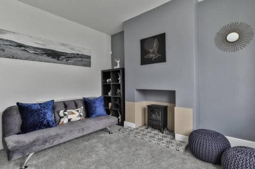 Refurbished Plush Property Great Transport Links Image 2