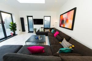 Rounton Villa by Maison Parfaite - Hot Tub - Sea Views - Parking Image 2