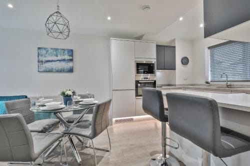 Renovated Whole House sleeps 4-5, WiFi, Parking near Sheffield Parkway Image 3