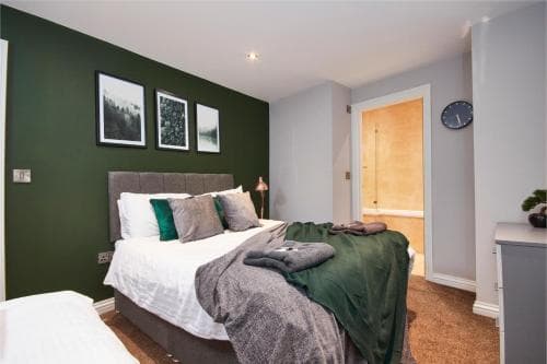 Large Apartment On Royal Parade - Sleeps 10 Image 3