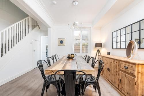 Pass the Keys - Elegant and Modern 5 Bed House with Free Parking Image 2