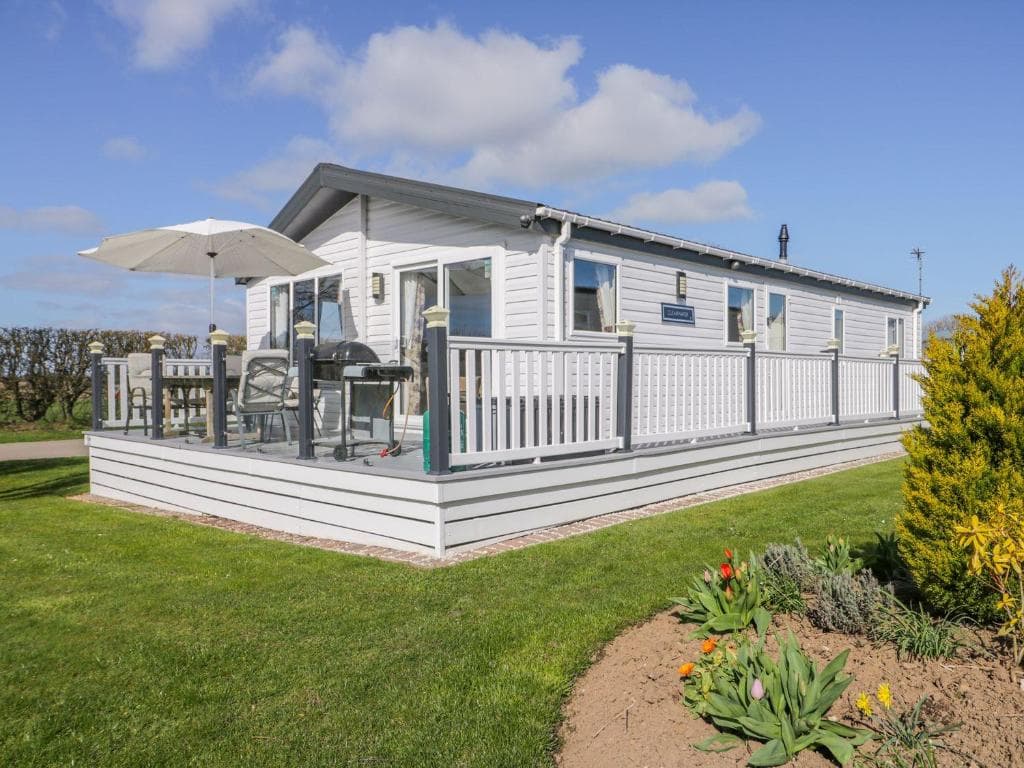Superb detached lodge located on Skipsea Sands Image 1
