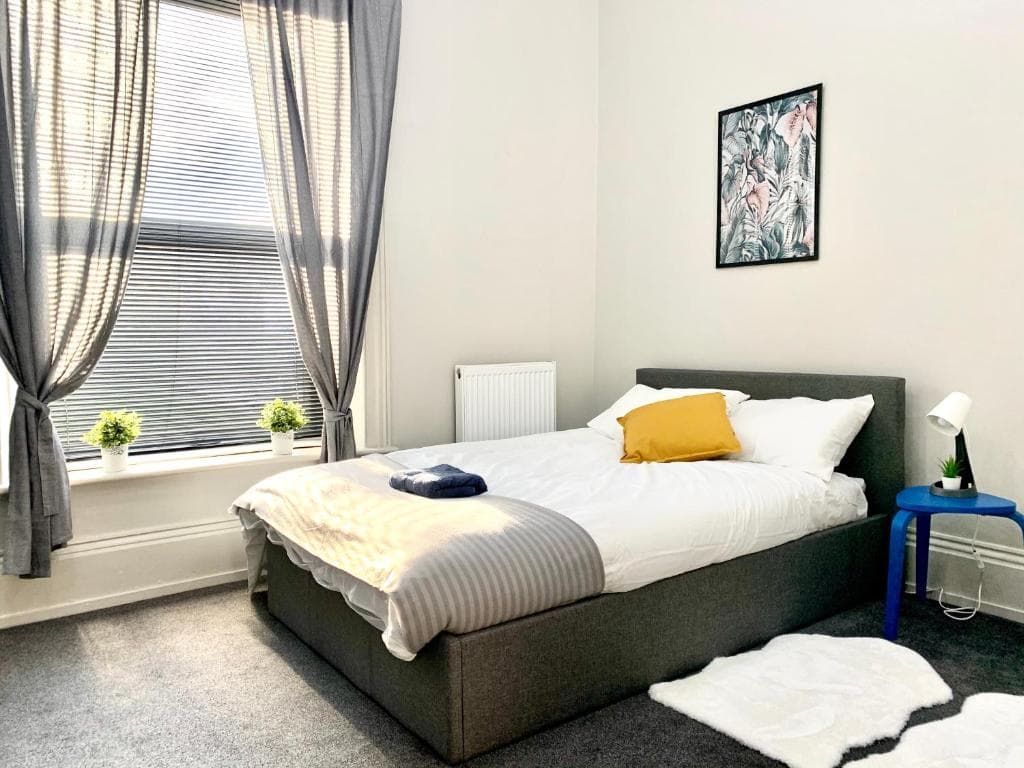 Free, large CAR PARK apartment Image 1