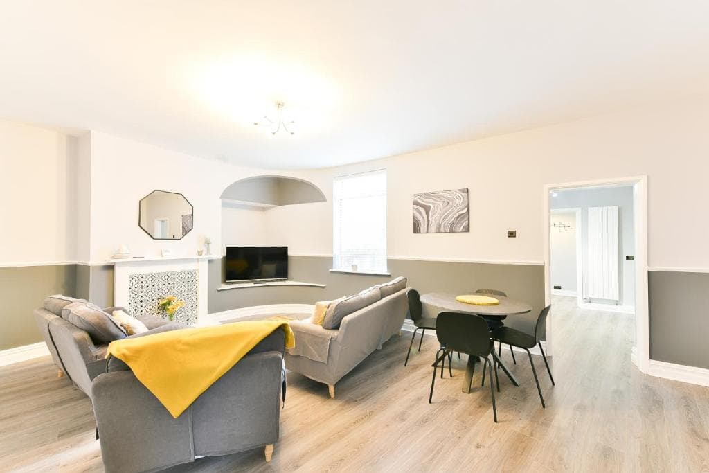 4 Bedroom, 2 bathroom house - Free Parking Image 1