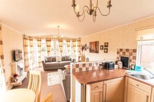 Lottie's Lodge With Hot Tub Image 1