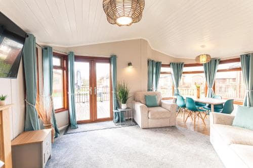 Flamingo Lodge With Hot Tub Image 3