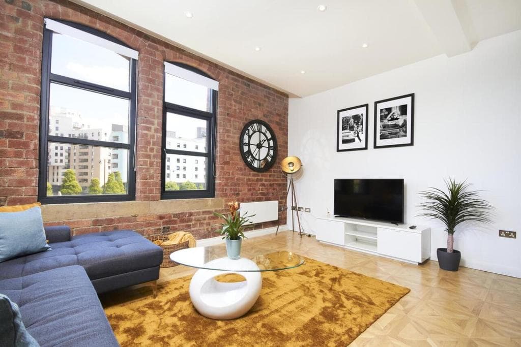 Sleek New York style Apartment in Central Leeds Image 1
