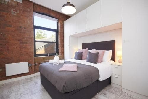 Sleek New York style Apartment in Central Leeds Image 3