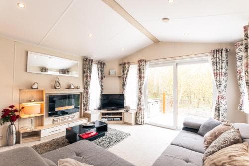 Meadows Lodge with Hot Tub Image 3