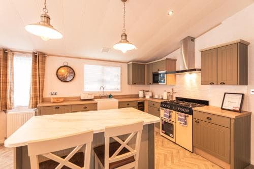 Hemingway Lodge with Hot Tub Image 2