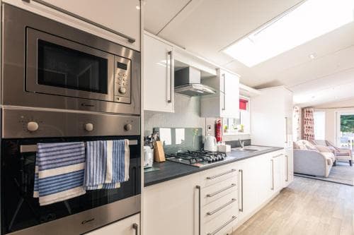 Lakeshore Lodge with Hot Tub Image 1