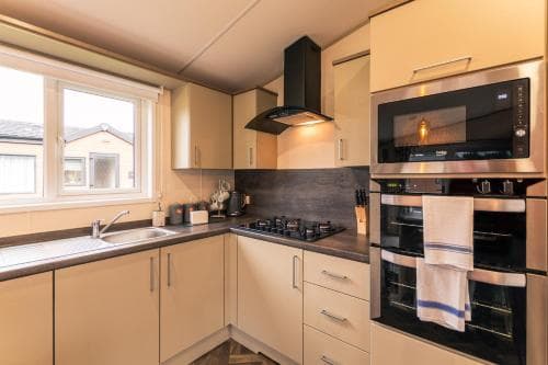 Waterfall Luxmy Lodge with Hot Tub Image 3