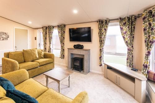 Waterfall Luxmy Lodge with Hot Tub Image 2