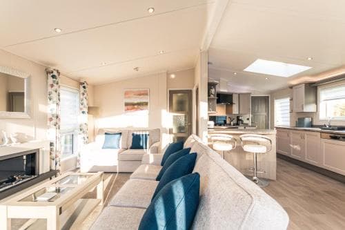 Woodland Jewel Lodge with Hot Tub Image 2