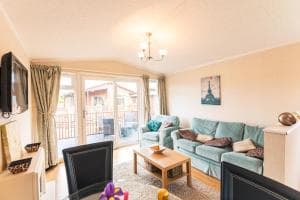 La-Serenite Lodge With Hot Tub Image 2