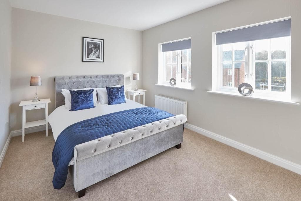 Host & Stay - Starboard Bow Image 1