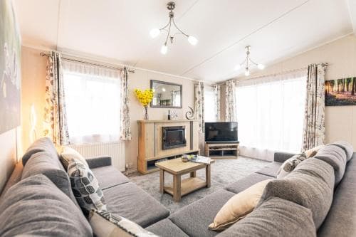 Primrose Lodge with Hot Tub Image 3