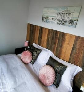 Sunrise View 2 Bed Apartment Sleeps 4 Spa Bath Image 3