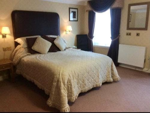 The Golden Lion Hotel Image 2