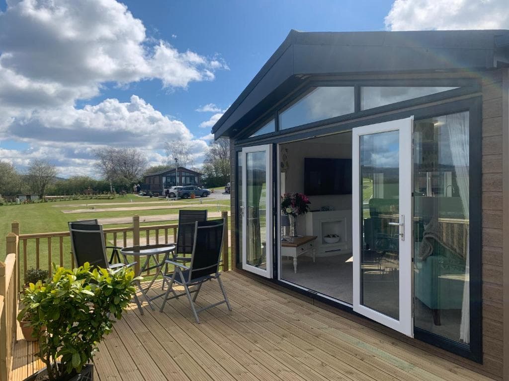 The Hollin Retreat at Hollin Barn Lodge Park Image 1