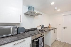 Saxon House Apartments Image 2