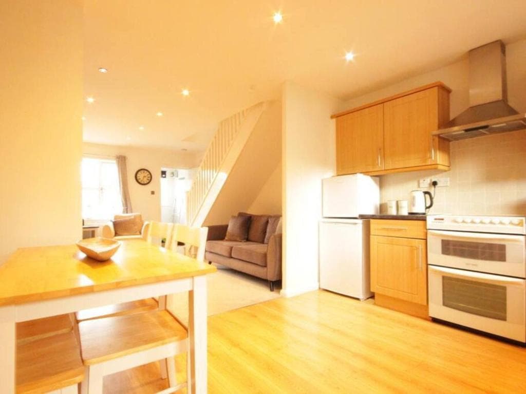 Fantastic 2-Bed House in Hull Garden Sky tv Image 1