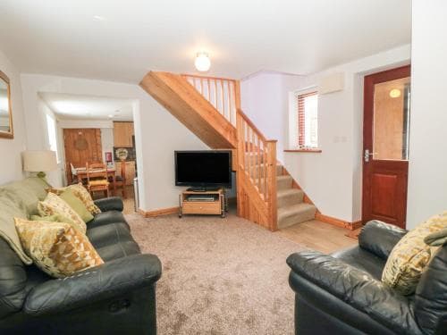 Farm Yard Cottage Image 3