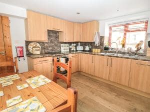 Farm Yard Cottage Image 2