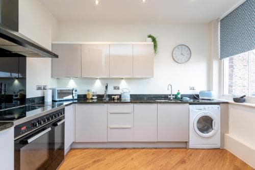 Pass the Keys Hunter House - Spacious & Modern Duplex with Private Parking Image 2