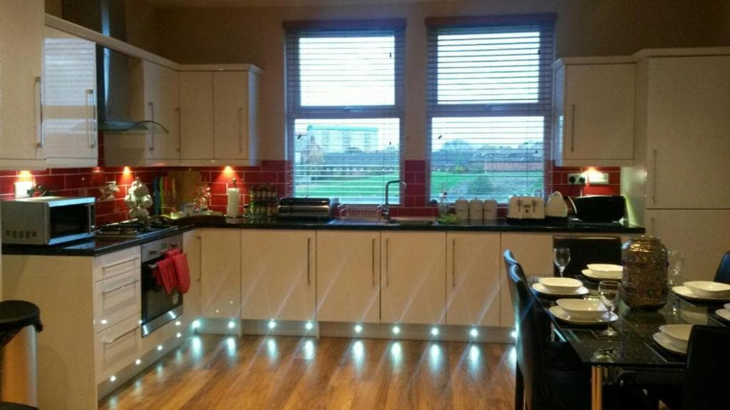 spacious apartment close to city centre with free secure parking Image 1