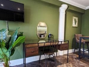 The Botanist's Hideout - Luxury Retreat with Parking Image 2