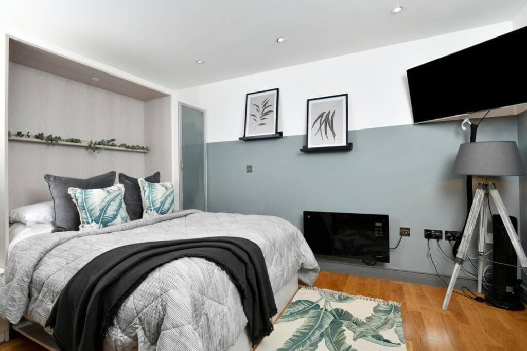 Modern studio apartment in Leeds City Centre (LS1) Image 1